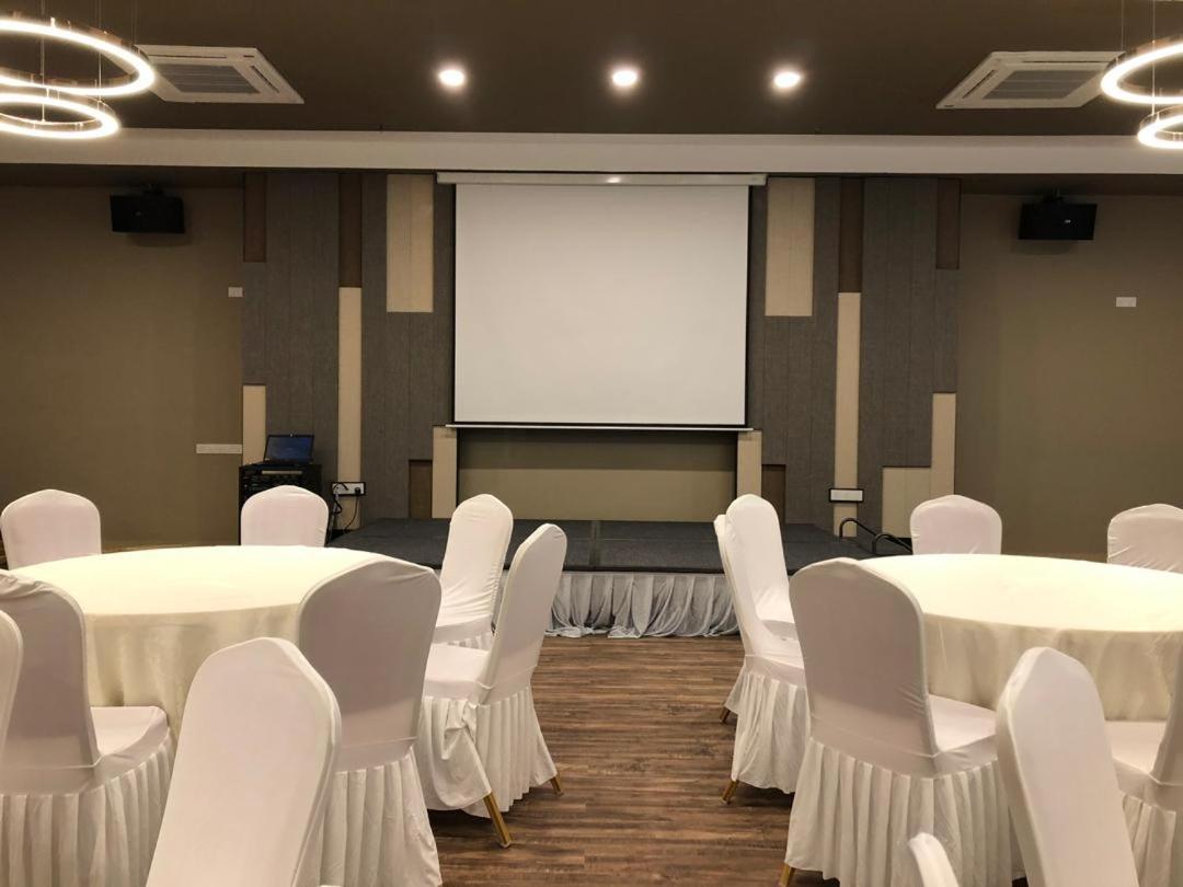 Frazel Inn Hotel Parit Buntar Ngoại thất bức ảnh